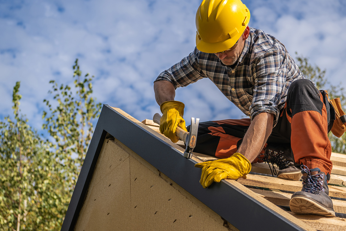 A-roofer-working-on-a-job-won-with-a-roofing-estimate-app
